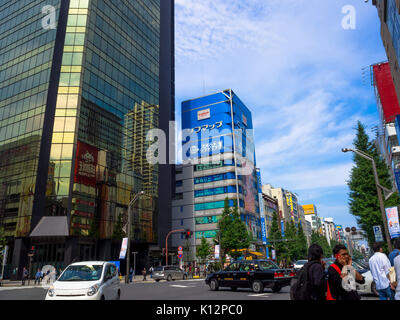 Tokyo, Japon - Jan 2, 2016 : des personnes non identifiées, marcher dans les rues autour des gratte-ciel en TokyoShinjuku, Tokyo, Japon, l'un des plus grands quartier des affaires au Japon Banque D'Images