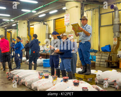 TOKYO- 4 juillet : le thon frais de vente aux enchères à la vente en gros des fruits de mer et poissons de Tsukiji à Tokyo, du marché Tsukiji Market est le plus grand marché de gros poissons et fruits de mer au monde Banque D'Images