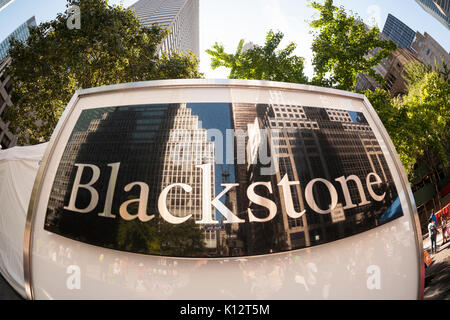 L''extérieur de tombstone '345 Park Avenue à New York annonce que c'est le NY siège de l'entreprise de services financiers de Blackstone, vu le Samedi, Août 19, 2017. Blackstone est une des plus grandes entreprises d'investissement de capitaux privés. (© Richard B. Levine) Banque D'Images