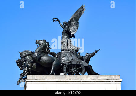 Londres, Angleterre, Royaume-Uni. Sur le Quadriga Wellington Arch ( ou Constitution Arch / Green Park Arch) à Hyde Park Corner. Nike, la déesse ailée de Victor Banque D'Images