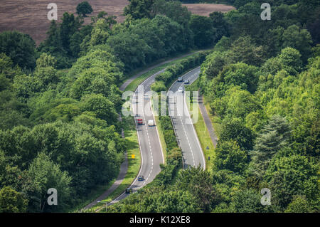 Prises de Fort Hill en été, le trafic dans les virages dans la quatre voies, près de Dorking, Surrey, Angleterre, Royaume-Uni. Banque D'Images