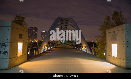 La baie Humber Bridge Arch avec le centre-ville de Toronto vu dans la distance. Banque D'Images