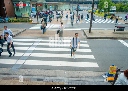 TOKYO, JAPON -28 juin 2017 : personnes non identifiées de traverser la rue par zebra dans la ville électrique d'Akihabara, à Tokyo Banque D'Images