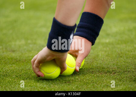 Une Ball boy au Wimbledon Championships 2017 Banque D'Images