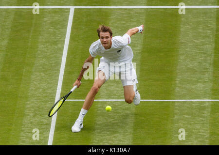 Alexander Bublik en action contre Andy Murray au 1er tour du simple messieurs - Wimbledon 2017 Banque D'Images