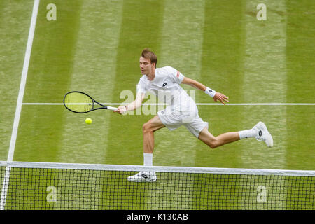 Alexander Bublik en action contre Andy Murray au 1er tour du simple messieurs - Wimbledon 2017 Banque D'Images