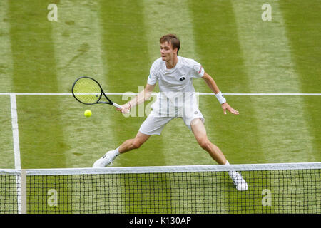 Alexander Bublik en action contre Andy Murray au 1er tour du simple messieurs - Wimbledon 2017 Banque D'Images