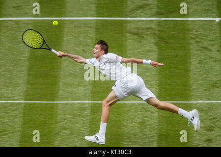 Alexander Bublik en action contre Andy Murray au 1er tour du simple messieurs - Wimbledon 2017 Banque D'Images