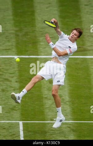 Alexander Bublik en action contre Andy Murray au 1er tour du simple messieurs - Wimbledon 2017 Banque D'Images