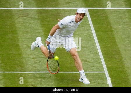 Andy Murray en action contre Alexander Bublik au 1er tour du simple messieurs - Wimbledon 2017 Banque D'Images