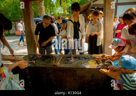 TOKYO, JAPON - 28 juin 2017 : personnes non identifiées à Kotokuin Temple à Kamakura, Japon, lavabo et lave-mains pour les balanciers les gens et la bouche avant d'entrer dans le sanctuaire Banque D'Images
