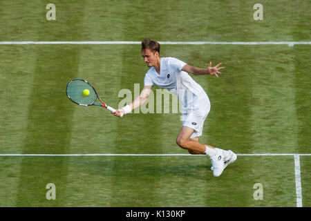 Daniil Medvedev en action contre Stan Warwrinka au 1er tour du simple messieurs - Wimbledon 2017 Banque D'Images