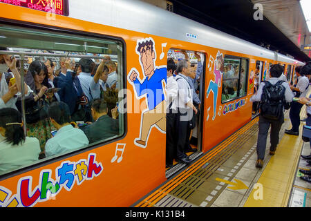 TOKYO, JAPON - CIRCA MAI 2014 : foule de gens pressés à la station Ikebukuro à Tokyo, Japon. Ikebukuru est le deuxième poste gare dans le monde Banque D'Images