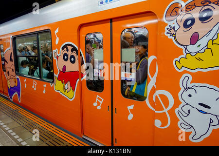 TOKYO, JAPON - CIRCA MAI 2014 : foule de passagers à l'intérieur du train à la gare d'Ikebukuro à Tokyo, Japon. Ikebukuru est le deuxième poste gare dans le monde Banque D'Images