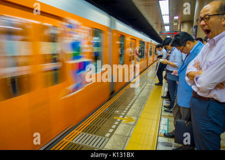 TOKYO, JAPON - CIRCA MAI 2014 : foule de gens pressés à la station Ikebukuro à Tokyo, Japon. Ikebukuru est le deuxième poste gare dans le monde Banque D'Images