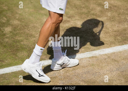 Chaussures et ombre de Roberto Bautista Agut d'Espagne à l'Gentlemen's singles - tournoi de Wimbledon 2017 Banque D'Images