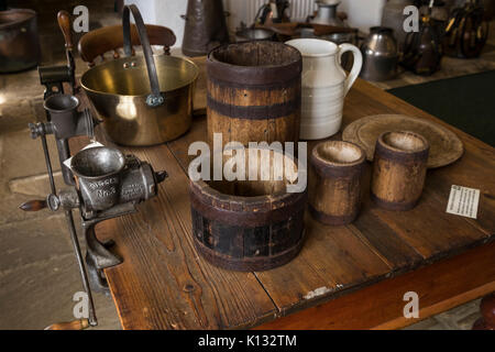 Vintage les moules à fromage, cuisine, hachoirs à viande et met en œuvre sur une table en bois dans la Hawes Creamery museum, Hawes, Yorkshire, Angleterre, Royaume-Uni Banque D'Images