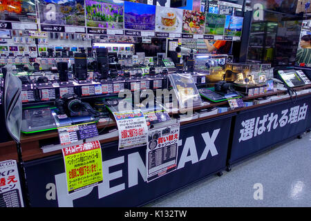 TOKYO, JAPON - 28 juin 2017 : des caméras et objectifs à l'intérieur du magasin Yodobashi Camera. Yodobashi Camera est une chaîne de magasins vendant des produits électroniques principalement avec 21 magasins au Japon Banque D'Images