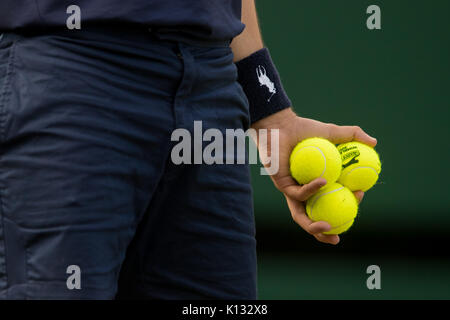 Une Ball boy recueille des balles sur le tournoi de Wimbledon 2017 Banque D'Images