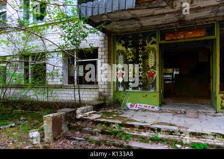 L'abandon des immeubles de grande hauteur dans une zone radioactive morts. Le pillage et le vandalisme. Conséquences de la catastrophe nucléaire de Tchernobyl, août 2017. Banque D'Images