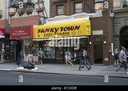 Les gens marchent le long de la funky encore la place dans l'East Village à Manhattan, New York. Banque D'Images