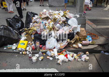 Ordures débordant dans les aliments et boissons vendus à une foire de rue sur l'Avenue des Amériques à Midtown Manhattan, New York. Banque D'Images