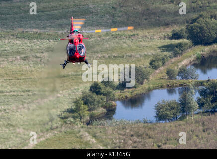 Pays de Galles, lance d'ambulance aérienne par hélicoptère après avoir assisté à un accident de la circulation sur l'A487 dans la région de Snowdonia, Banque D'Images