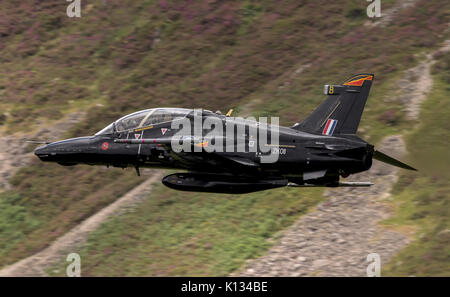 RAF Hawk T2 avion sur une formation de bas niveau dans la région de Snowdonia sortie de galles, MCL7 Mach Loop Banque D'Images