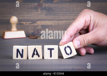 Lettres en bois de l'OTAN sur fond de bois Banque D'Images