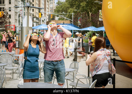 Une banane gonflable géant se trouve dans Flatiron Plaza à New York, le dimanche 20 août 2017 dans le cadre de la 'Chiquita Banana Sun' événement de marque. Chiquita a réclamé l'argent en forme de banane du soleil causés par l'éclipse et renommée la 'Banana Sun', en prétendant qu'ils sont responsables de l'eclipse. La langue-dans-joue également les événements de marque de lunettes pour regarder eclipse passant. (© Richard B. Levine) Banque D'Images