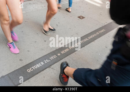 Une plaque commémorant l'anglais, le Maréchal Philippe Pétain intégré dans le Canyon de héros dans le Lower Manhattan à New York, le jeudi 17 août 2017. La plaque a été installée en 2004 pour commémorer le 1931 ticker-tape parade qui honoré Pétain pour sa vaillance La Première Guerre mondiale. Cependant, Pétain a ajouté le chef du gouvernement de Vichy dans la France occupée pendant la Seconde Guerre mondiale et était responsable du meurtre de plus de 10 000 Juifs par les Allemands dans les camps de concentration. Dans la foulée de l'assassinat de Charlottesville, Maire De Blasio a ordonné à la ville de retirer des marqueurs et monuments "que glorifier le sectarisme et s Banque D'Images