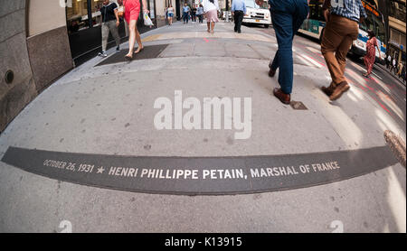 Une plaque commémorant l'anglais, le Maréchal Philippe Pétain intégré dans le Canyon de héros dans le Lower Manhattan à New York, le jeudi 17 août 2017. La plaque a été installée en 2004 pour commémorer le 1931 ticker-tape parade qui honoré Pétain pour sa vaillance La Première Guerre mondiale. Cependant, Pétain a ajouté le chef du gouvernement de Vichy dans la France occupée pendant la Seconde Guerre mondiale et était responsable du meurtre de plus de 10 000 Juifs par les Allemands dans les camps de concentration. Dans la foulée de l'assassinat de Charlottesville, Maire De Blasio a ordonné à la ville de retirer des marqueurs et monuments "que glorifier le sectarisme et s Banque D'Images