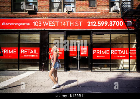 En l'espace de vente au détail vacants quartier de Chelsea, New York, le jeudi 17 août 2017. Les loyers pour demander premier détail en rez-de-chaussée a diminué à mesure que les détaillants attendre jusqu'à ce qu'ils peuvent obtenir une bonne affaire. ( © Richard B. Levine) Banque D'Images