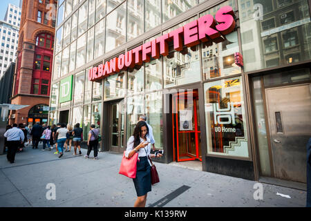 Urban Outfitters un magasin de détail dans le Lower Manhattan à New York, le jeudi 17 août 2017. Urban Outfitters a récemment indiqué mieux que les perspectives de rémunération provoquant une hausse de 20 % dans son stock. Le détaillant possède également le peuple libre et Anthropologie marques. (© Richard B. Levine) Banque D'Images