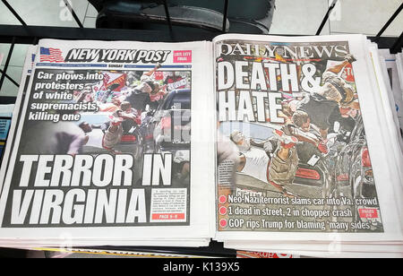New York tabloïdes utiliser la même photo le dimanche, Août 13, 2017 de l'anti-alt-droite protestataires à Charlottesville, VA être attaqué par des champs d'Alex James Jr. avec sa voiture le jour précédent lors de manifestations par alt-droite, et d'autres nazis auraient été groupes fascistes. Une femme a été tuée et 19 blessés au cours de la mêlée. (© Richard B. Levine) Banque D'Images