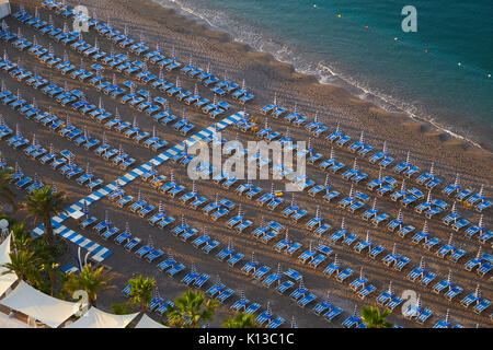 Vue de dessus sur une des plages de la côte amalfitaine avec chaises longues et parasols. Les personnes sans Banque D'Images