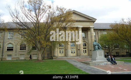 Bâtiment scolaire et de la pelouse et deux étudiants de l'Université Cornell Banque D'Images