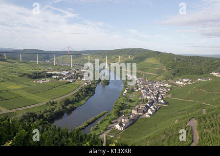 Avec le Hochmoselbruecke Uerzig inachevé (Haute Moselle Pont), de la Moselle, Rhénanie-Palatinat, Allemagne Banque D'Images