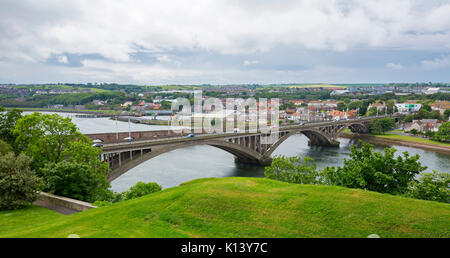 Vue panoramique de Royal Tweed bridge, un béton arquée pont routier sur la rivière Tweed à Berwick-upon-Tweed, Angleterre Banque D'Images