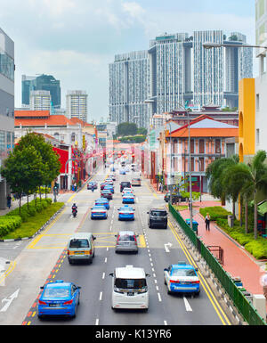 Singapour - 17 février 2017 : Le trafic sur une route dans le quartier chinois de Singapour. SingaporeChinatown est le chinois traditionnel quarts de la ville, la zone d Banque D'Images