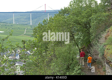 Mère et fils sur la route de corde fixe, Uerzig, Moselle, Rhénanie-Palatinat, Allemagne Banque D'Images