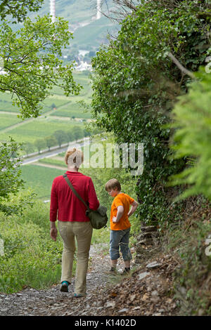 Mère et fils sur la route de corde fixe, Uerzig, Moselle, Rhénanie-Palatinat, Allemagne Banque D'Images