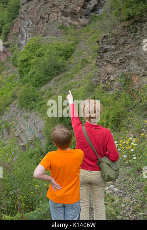 Mère et fils sur la route de corde fixe, Uerzig, Moselle, Rhénanie-Palatinat, Allemagne Banque D'Images