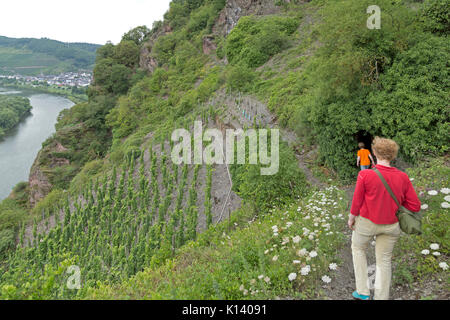 Mère et fils sur la route de corde fixe, Uerzig, Moselle, Rhénanie-Palatinat, Allemagne Banque D'Images