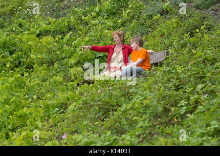 Mère et fils sur la route de corde fixe, Uerzig, Moselle, Rhénanie-Palatinat, Allemagne Banque D'Images