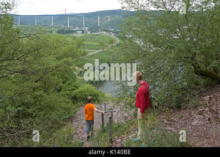 Mère et fils sur la route de corde fixe, Uerzig, Moselle, Rhénanie-Palatinat, Allemagne Banque D'Images