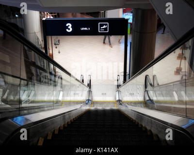 Gros plan de l'aéroport dans l'escalator Banque D'Images