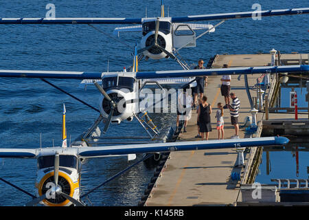 Les passagers qui attendent à bord d'un vintage de Havilland Canada hydravion Beaver à la Vancouver Harbour Flight Centre, Vancouver, BC, Canada. Banque D'Images