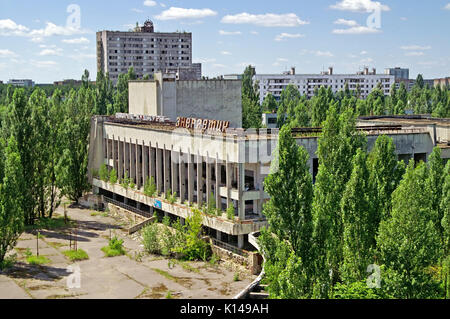 Tchernobyl, l'UKRAINE - 15 juillet 2007 : pâtés de maisons dans la ville fantôme de Pripyat Zone d'exclusion de Tchernobyl, l'Ukraine Banque D'Images