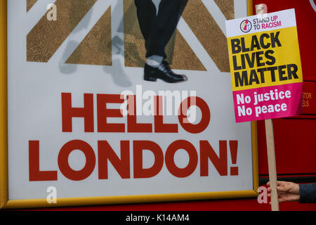 Organiser une manifestation silencieuse devant les militants Stoke Newington Station de Police à Hackney, East London, qui demande "justice" pour Rashan Charles qui est mort après avoir été poursuivi par des agents de police dans les premières heures du 22 juillet mettant en vedette : Atmosphère Où : London, Royaume-Uni Quand : 24 Oct 2017 : Crédit/WENN.com Dinendra Haria Banque D'Images